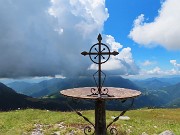 59 Dall'altare di Capanna 2000 nuvoloni sulle cime  